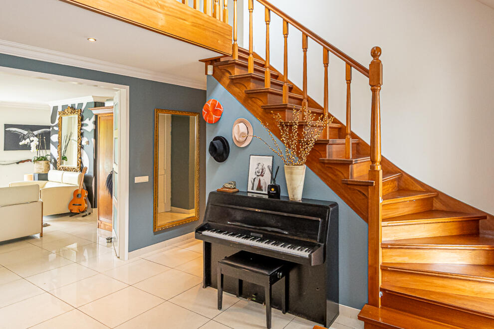 entrance hall gravestate 8