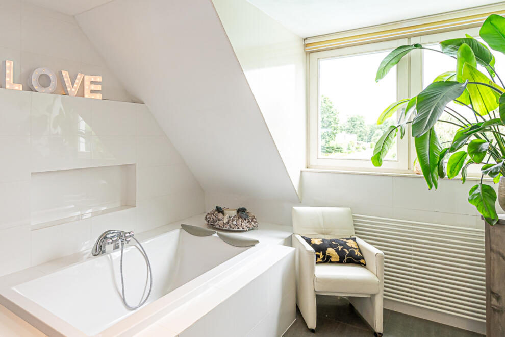 main bathroom gravestate 8